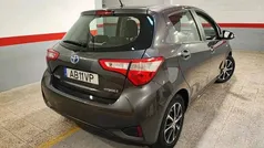 Cinza Usado 2020 Toyota Yaris Hybrid Comfort | € 16.900 (Preço justo)