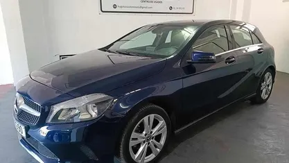 Azul Usado 2017 Mercedes A180 Citadino | € 19.999 (Preço justo)