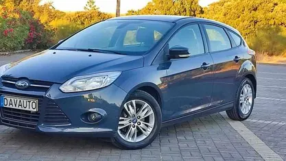 Cinzento Usado 2014 Ford Focus Sedan | € 7.900 (Preço justo)