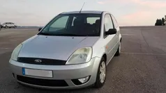 Cinzento Usado 2002 Ford Fiesta Trend Citadino | € 2.000 (Bom preço)