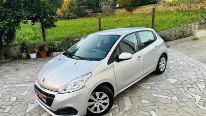 Usado Peugeot 208 68 HP (50 kW) 2018 Cinzento Citadino