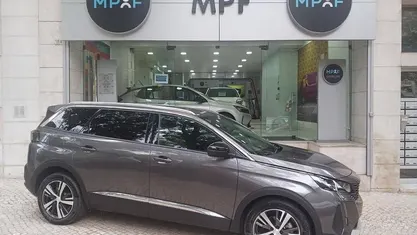 Cinzento Usado 2024 Peugeot 5008 Monovolume | € 32.850 (Preço justo)