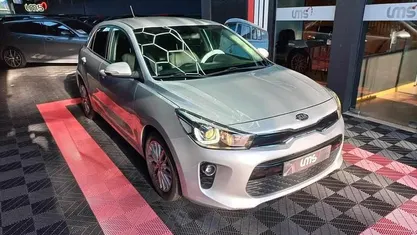 Cinzento Usado 2018 Kia Rio | € 11.500 (Preço justo)