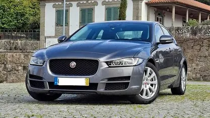 Usado Jaguar XE 180 HP (132 kW) 2017 Cinzento Sedan