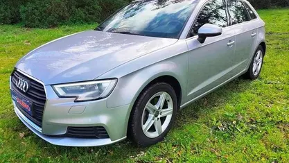 Usado Audi A3 116 HP (85 kW) 2019 Cinzento Sedan