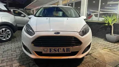 Branco Usado 2015 Ford Fiesta Active Citadino | € 9.900 (Preço justo)
