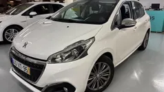 Branco Usado 2018 Peugeot 208 Allure Citadino | € 11.500 (Preço justo)
