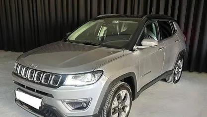 Cinzento Usado 2021 Jeep Compass SUV | € 20.990 (Preço justo)