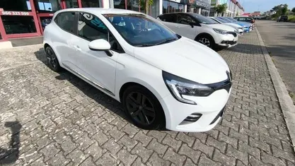 Branco Usado 2021 Renault Clio V Zen Citadino | € 14.450 (Preço justo)
