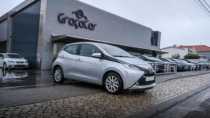 Cinza Usado 2014 Toyota Aygo X-play Citadino | € 10.900 (Preço justo)