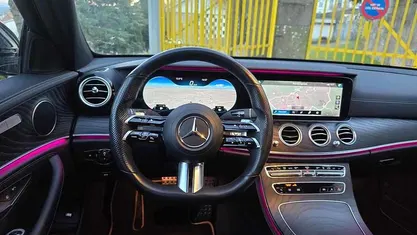 Cinzento Usado 2020 Mercedes E300 | € 34.900 (Bom preço)