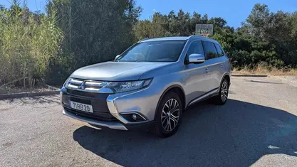 Cinzento Usado 2016 Mitsubishi Outlander SUV | € 14.000 (Bom preço)