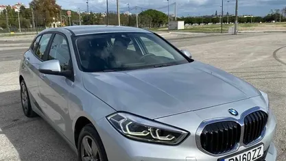 Cinzento Usado 2021 BMW 118 Advantage Citadino | € 20.250 (Bom preço)