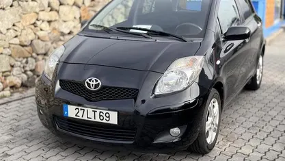 Usado Toyota Yaris Comfort 69 HP (50 kW) 2011 Preto Citadino