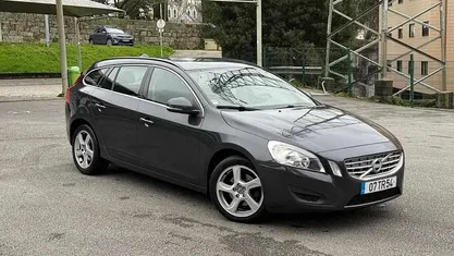 Usado Volvo V60 Momentum 115 HP (84 kW) 2012 Preto Carrinha
