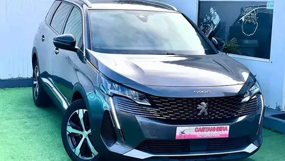Cinza Usado 2023 Peugeot 5008 Allure Monovolume | € 26.500 (Preço justo)
