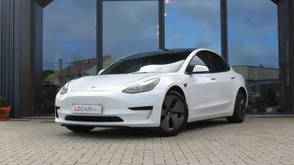 Branco Usado 2021 Tesla Model 3 Sedan | € 25.500 (Preço justo)