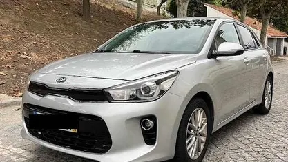 Cinzento Usado 2019 Kia Rio Sedan | € 12.500 (Preço justo)