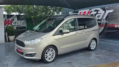 Cinzento Usado 2015 Ford Tourneo Courier Monovolume | € 10.750 (Preço justo)