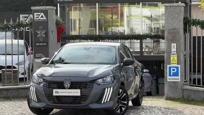 Cinza Usado 2025 Peugeot 208 Allure Citadino | € 21.990 (Preço justo)