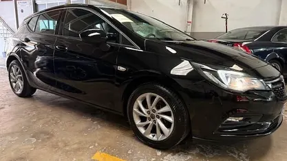 Usado Opel Astra 105 HP (77 kW) 2018 Preto