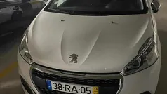 Branco Usado 2016 Peugeot 208 Allure Citadino | € 11.500 (Preço justo)