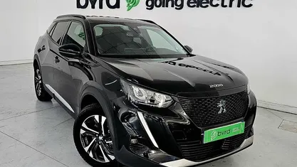 Usado Peugeot e-2008 Allure 100 kW (136 HP) 2022 Preto SUV