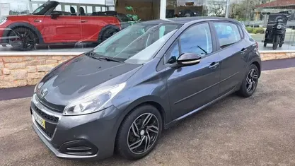 Cinzento Usado 2016 Peugeot 208 Style Citadino | € 10.490 (Preço justo)