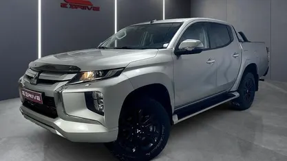 Cinzento Usado 2021 Mitsubishi L200 Pickup | € 33.980 (Preço justo)