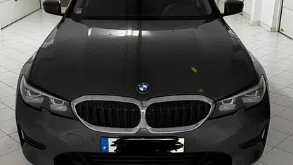 Cinzento Usado 2021 BMW 330 Sedan | € 28.000 (Bom preço)