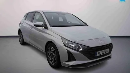 Cinzento Usado 2024 Hyundai i20 Comfort Citadino | € 17.490 (Preço justo)