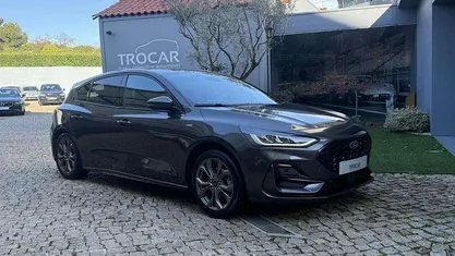 Cinza Usado 2023 Ford Focus ST-Line Sedan | € 18.950 (Preço justo)