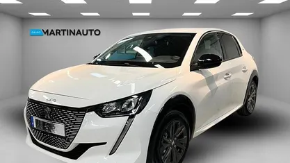 Usado 2023 Peugeot e-208 Allure Citadino | € 19.450 (Preço justo)