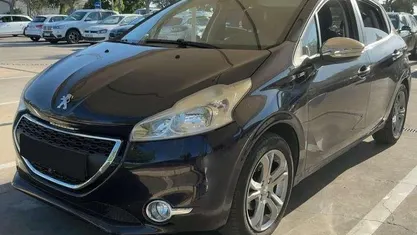 Usado 2015 Peugeot 208 Style Citadino | € 8.400 (Preço justo)