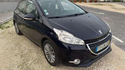 Azul Usado 2015 Peugeot 208 Citadino | € 7.950 (Preço justo)
