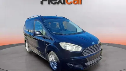 Usado Ford Tourneo Courier 100 HP (73 kW) 2017 Monovolume