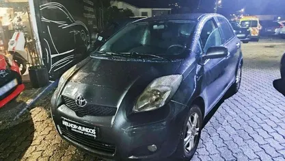 Usado Toyota Yaris 70 HP (51 kW) 2011 Cinzento Citadino