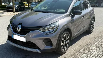 Cinzento Usado 2023 Renault Captur Engineered SUV | € 24.450 (Preço justo)