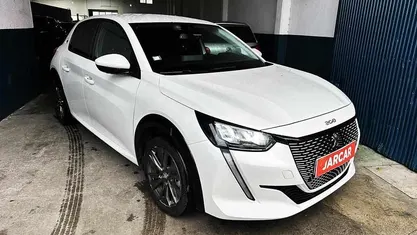 Usado Peugeot e-208 Active 100 kW (136 HP) 2021 Branco Citadino