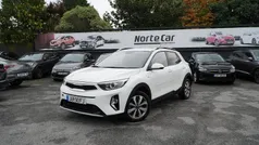 Branco Usado 2022 Kia Stonic SUV | € 12.450 (Bom preço)