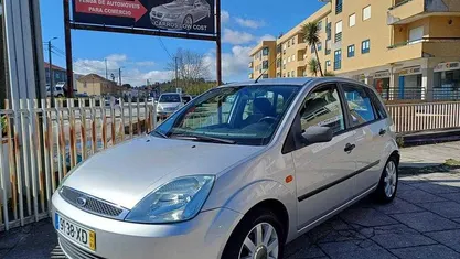 Usado Ford Fiesta 75 HP (55 kW) 2004 Cinzento Citadino