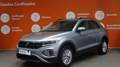 Cinzento claro metalizado Usado 2024 VW T-Roc SUV | € 22.990 (Preço justo)