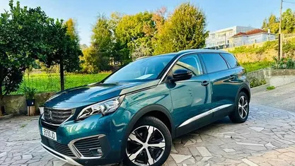 Usado Peugeot 5008 Allure 130 HP (95 kW) 2017 Azul Monovolume