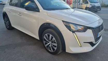 Usado Peugeot e-208 Active 100 kW (136 HP) 2022 Branco Citadino