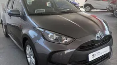 Cinza Usado 2022 Toyota Yaris Hybrid Comfort | € 19.750 (Preço justo)