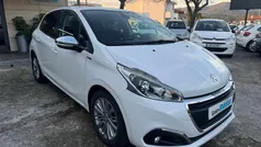 Branco Usado 2017 Peugeot 208 Citadino | € 10.990 (Preço justo)