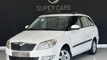Branco Usado 2011 Skoda Fabia Citadino | € 6.990 (Preço justo)