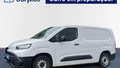 Usado Toyota Proace 100 HP (73 kW) 2024 Branco Monovolume