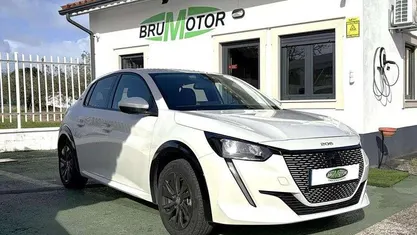Usado Peugeot e-208 Allure 100 kW (136 HP) 2021 Branco Citadino