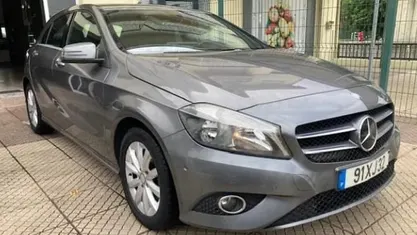 Cinzento Usado 2014 Mercedes A180 Citadino | € 13.500 (Preço justo)